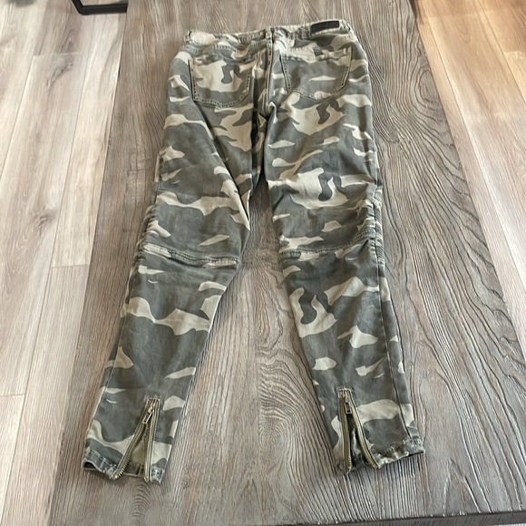 Elan Camouflage Jeans with Zipper at Ankle - Picture 2 of 3